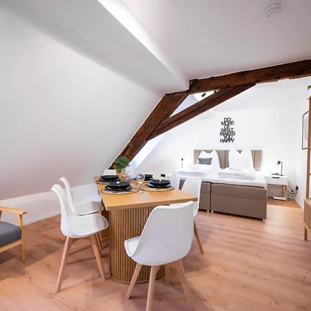 Ludwigscozyescape - Historisches Altstadt Am Barockschloss, Sichtbalken, Neu Renoviert, Zentrale Lage, 3 Schlafzimmer, Boxspringbetten, Schnelles Wlan, Smart Tvs, Arbeitsplatz, Modernes Designbad, Voll Ausgestattete Kueche, 24h Check-in Ludwigsburg