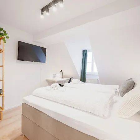 Апартаменты Ludwigscozyescape - Historisches Altstadt-apartment Mit Sichtbalken Am Residenzschloss, 6 Gaeste, Smarttv In Jedem Zimmer, Highspeed Wlan, Workspace, 24h Self Check-in, Parkhaus 2 Min Gehweite *